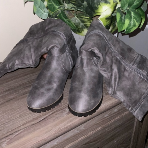 Woman’s Gray boot ( never worn ) - Picture 7 of 13